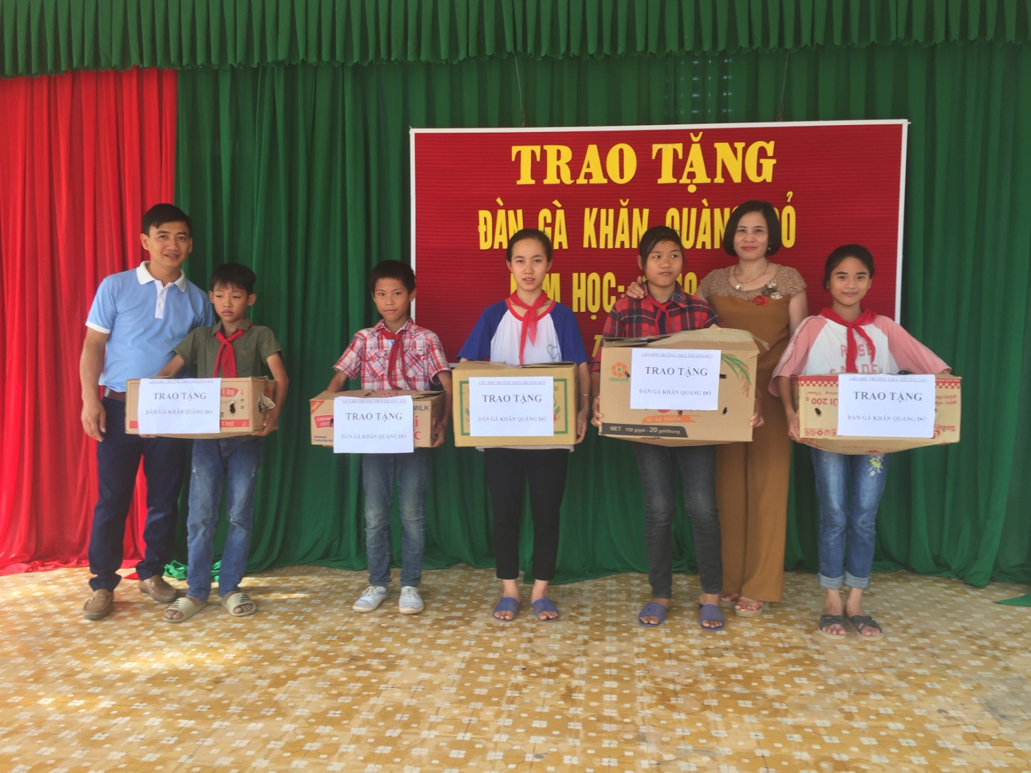 TRAO TẶNG ĐÀN GÀ CHO HỌC SINH NGHÈO