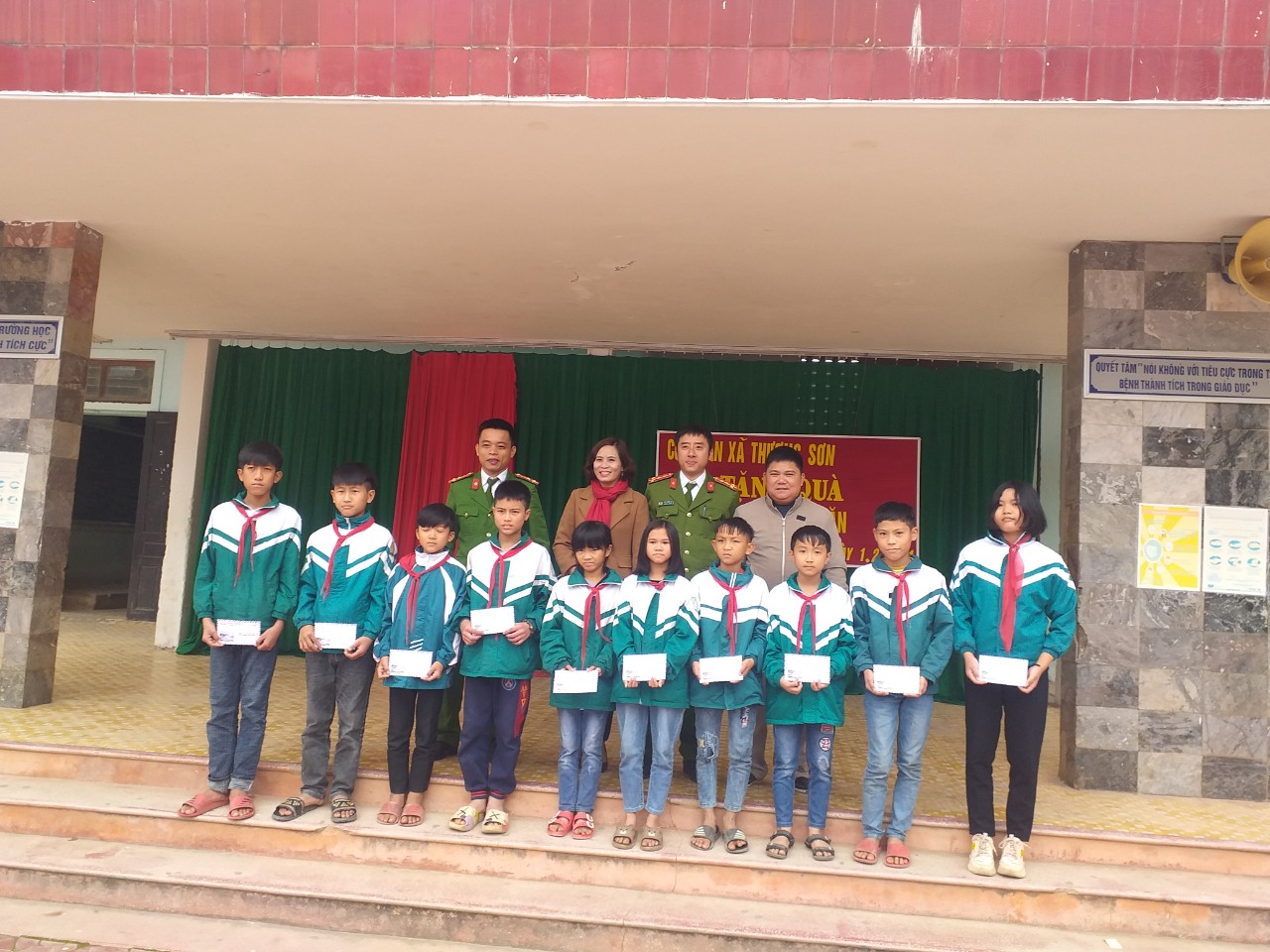 Tặng áo ấm học sinh nghèo