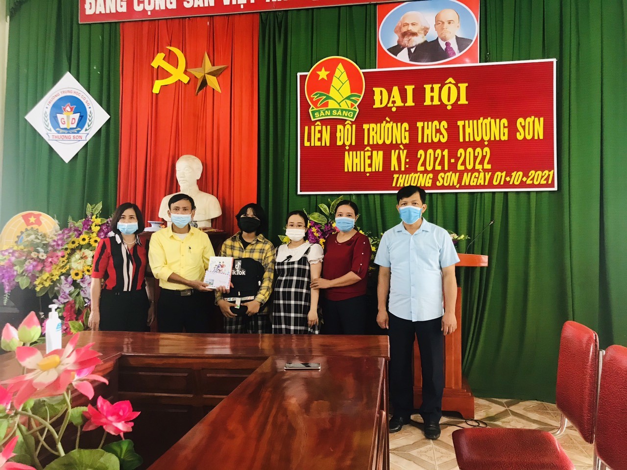 Vận động học sinh bỏ học quay lại trường.