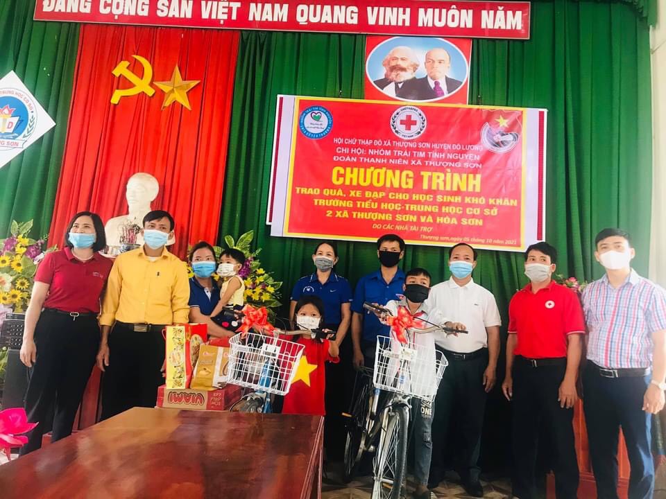 Tặng xe đạp cho học sinh nghèo vượt khó đầu năm học 2021-2022