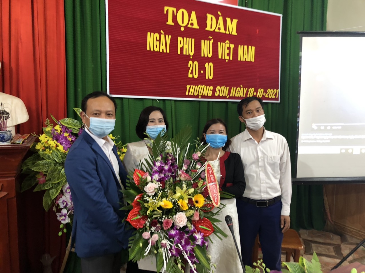 Tổ chức tọa đàm nhân ngày 20/10/2021