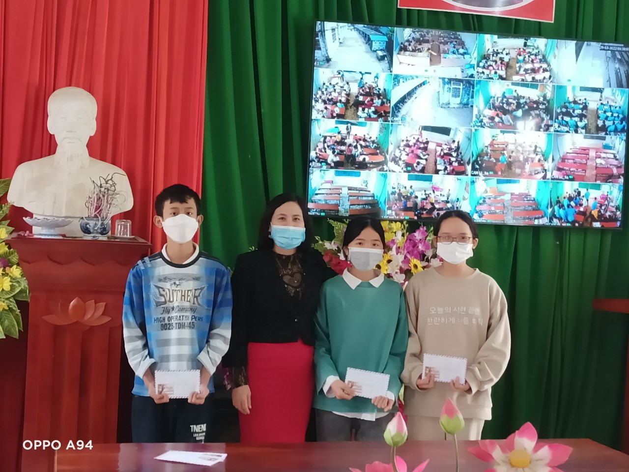 TRAO TẶNG HỌC SINH GIỎI TỈNH NĂM HỌC 2021-2022