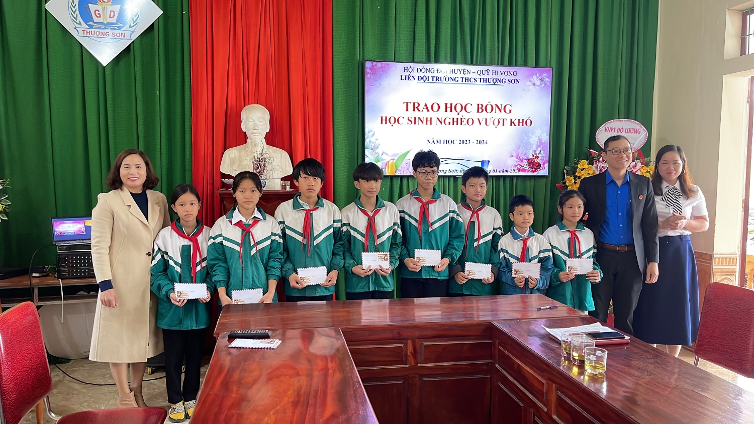 HỘI ĐỒNG ĐỘI HUYỆN ĐÔ LƯƠNG TRAO QUÀ QUỸ HI VỌNG