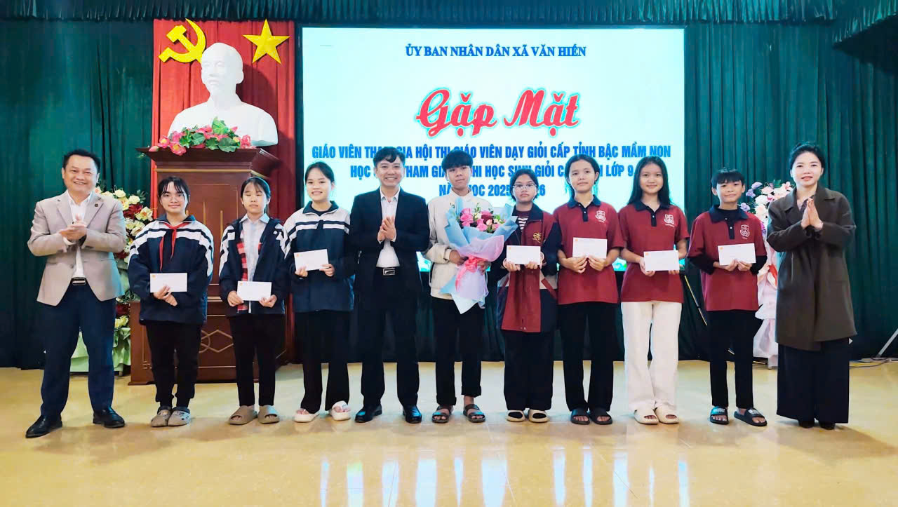 Xã tặng quà HSG dự thi tỉnh